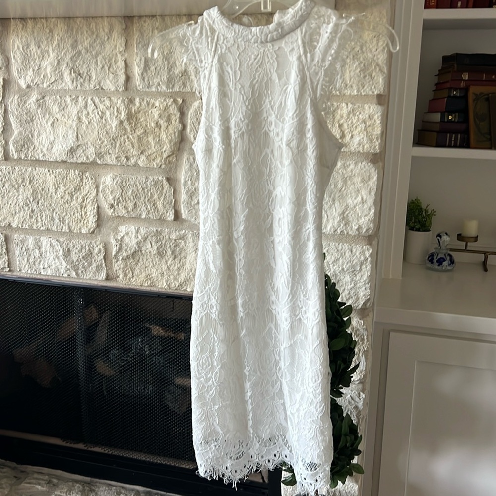 Fitted lace white dress with back zip closure XS
